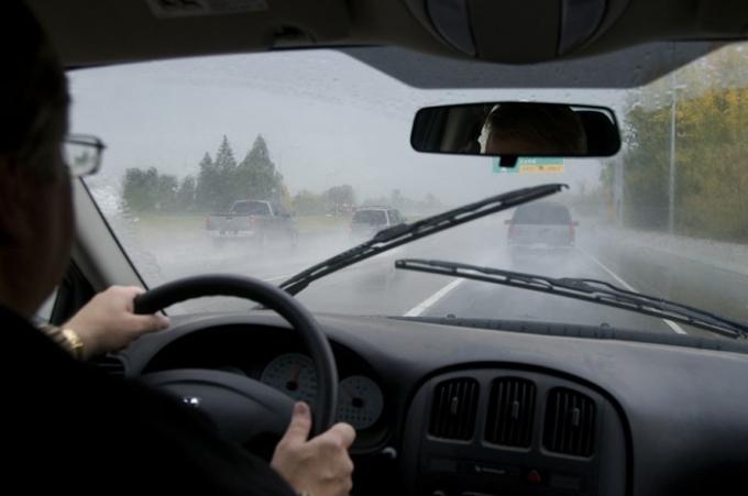 Kinh nghiệm lái xe ô tô vào trời mưa giúp bạn luôn an toàn