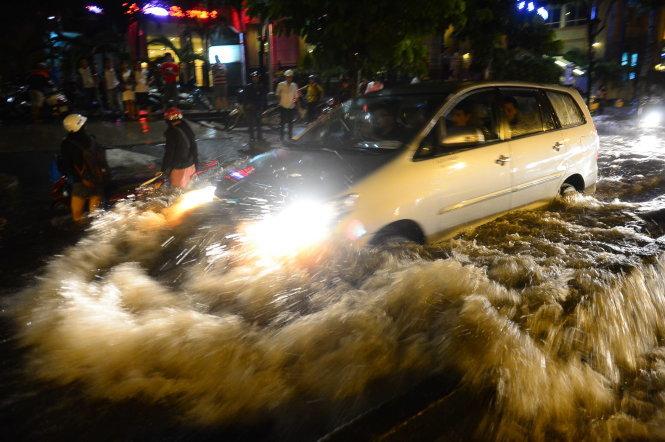 16 kinh nghiệm hữu ích khi lưu thông trên đường bằng ô tô trong mùa  mưa bão