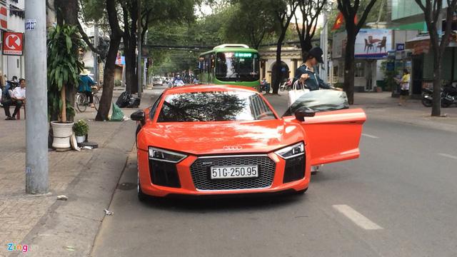 Đông Nhi cầm lái siêu xe Audi trên phố Sài Gòn