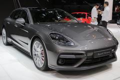 Vừa ra mắt tại triển lãm Geneva 2017, Porsche Panamera Sport Turismo đã có giá ở Việt Nam