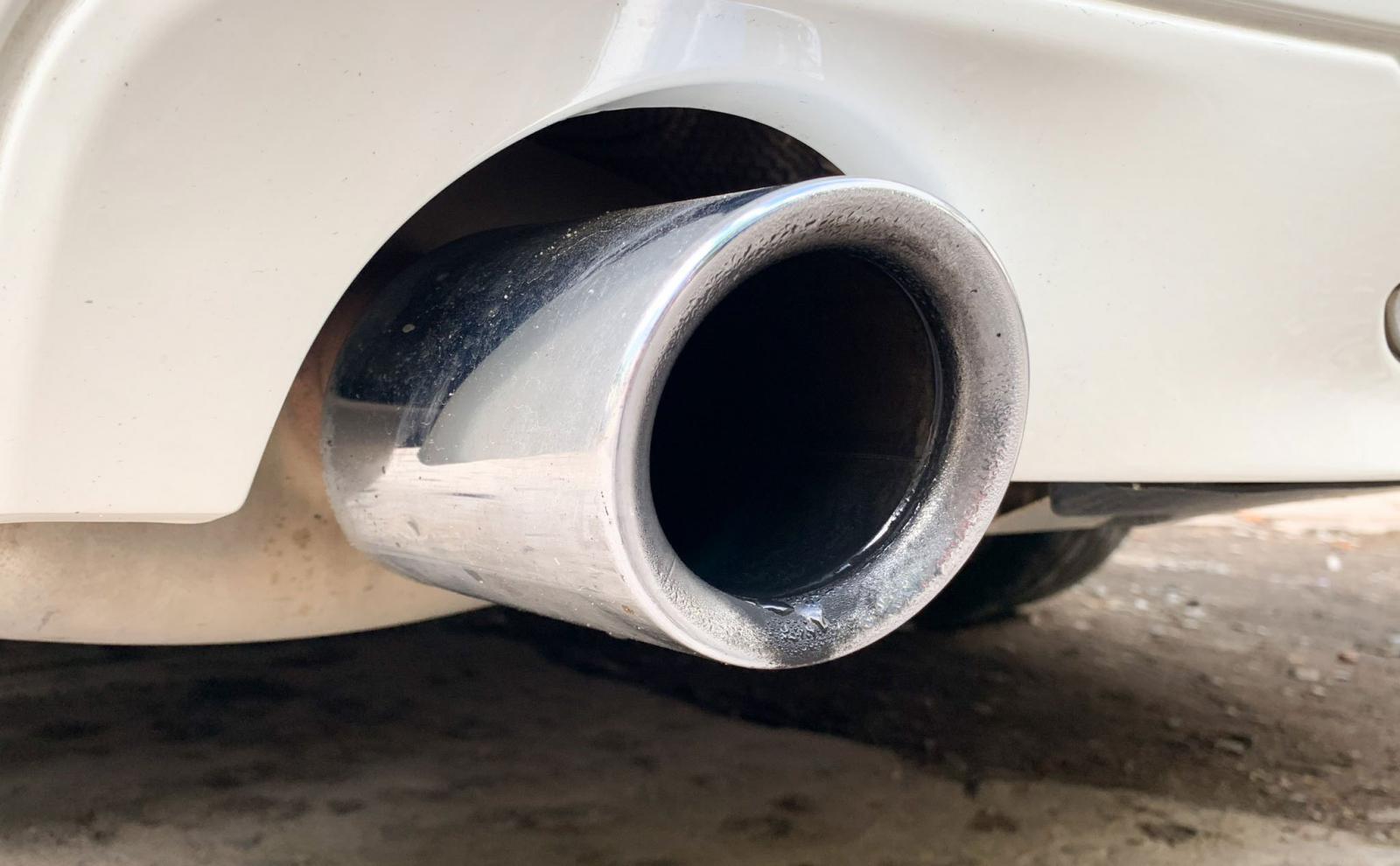 Tại sao ống xả ô tô có nước nhỏ giọt