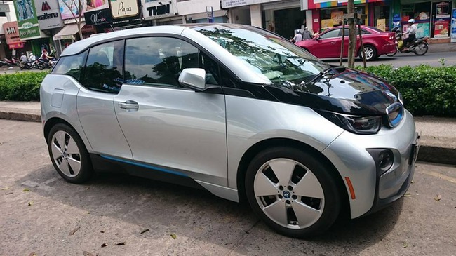 Xe điện BMW i3 của ông chủ Mai Linh tái xuất tại Sài thành