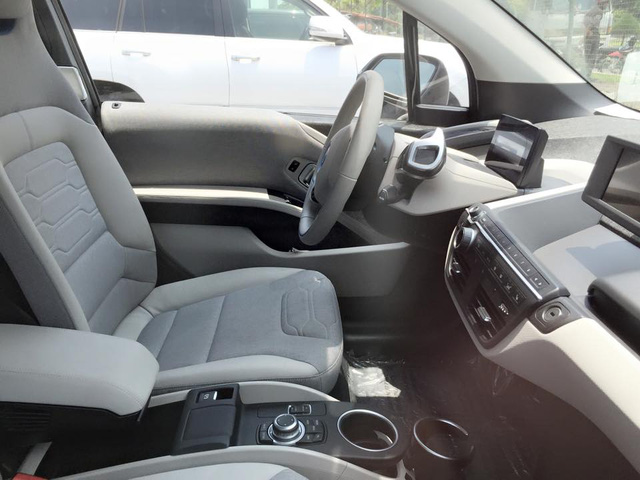 Xe điện BMW i3 của ông chủ Mai Linh tái xuất tại Sài thành - Ảnh 6.