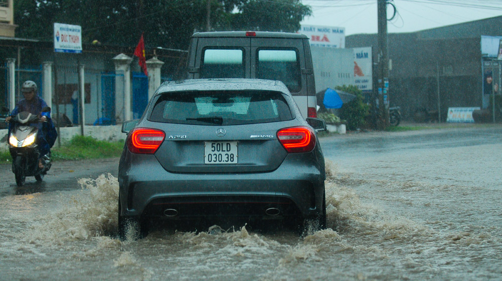 Kinh nghiệm lái xe ô tô khi trời mưa lớn
