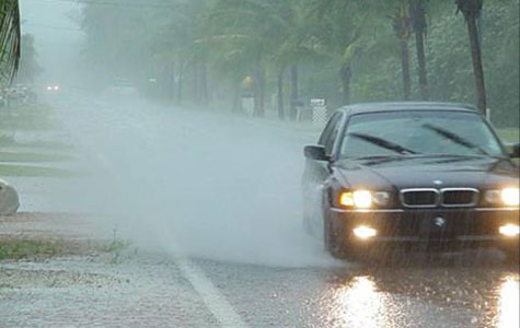 kinh nghiệm lái xe ô tô khi trời mưa lớn