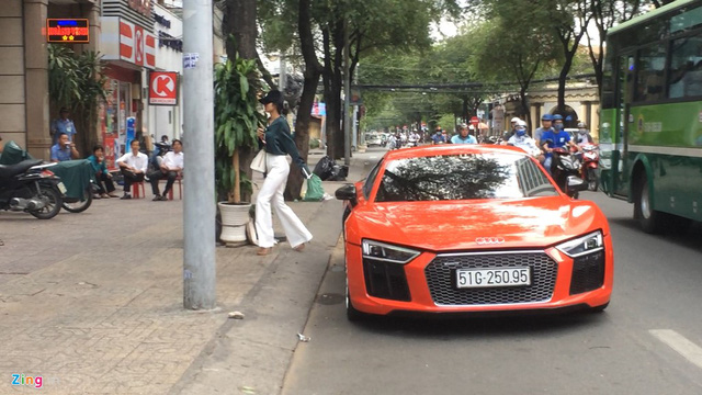 Đông Nhi cầm lái siêu xe Audi trên phố Sài Gòn - Ảnh 2.