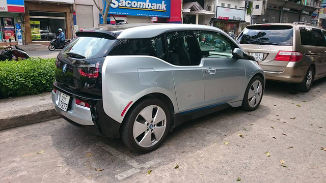 Xe điện BMW i3 của ông chủ Mai Linh tái xuất tại Sài thành - Ảnh 3.